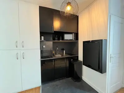 Cuisine ou kitchenette dans l'établissement Central Typical Parisian Studio