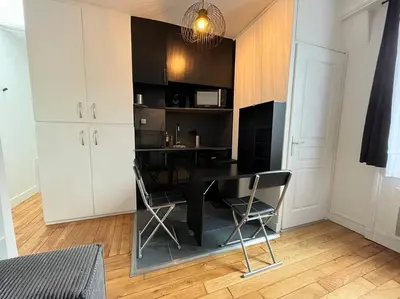 Cuisine ou kitchenette dans l'établissement Central Typical Parisian Studio