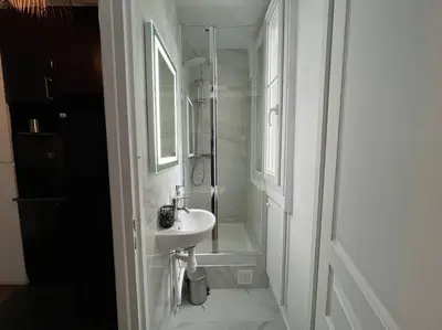 Salle de bains dans l'établissement Central Typical Parisian Studio
