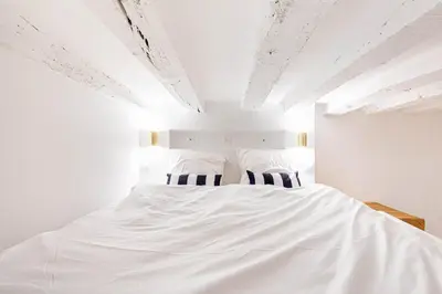 Un ou plusieurs lits dans un hébergement de l'établissement GuestReady: Designer Studio in the heart of Marais