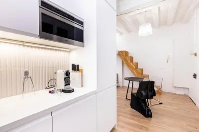 Télévision ou salle de divertissement dans l'établissement GuestReady: Designer Studio in the heart of Marais