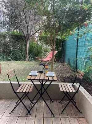 Jardin de l'établissement Charmant T2 avec Jardin