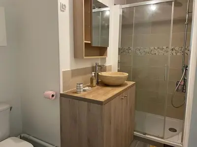 Salle de bains dans l'établissement Charmant T2 avec Jardin