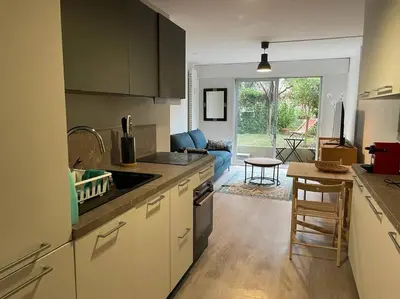Cuisine ou kitchenette dans l'établissement Charmant T2 avec Jardin