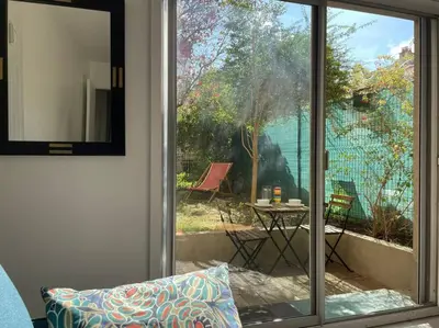 Jardin de l'établissement Charmant T2 avec Jardin