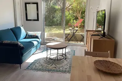 Coin salon dans l'établissement Charmant T2 avec Jardin