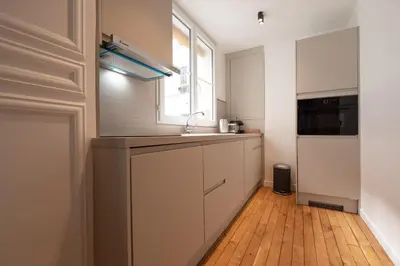 Cuisine ou kitchenette dans l'établissement Lovely apartment Near Canal St Martin