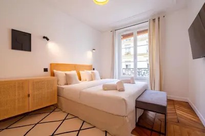 Un ou plusieurs lits dans un hébergement de l'établissement Lovely apartment Near Canal St Martin
