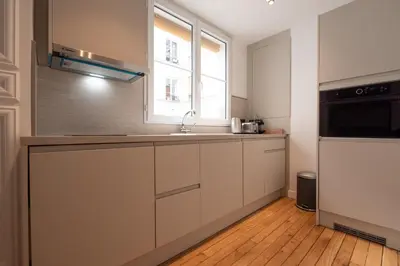 Cuisine ou kitchenette dans l'établissement Lovely apartment Near Canal St Martin