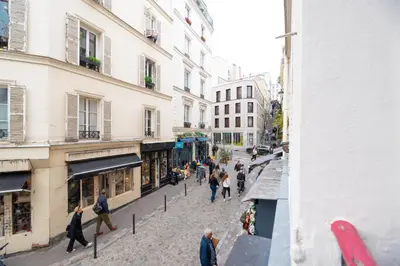 Clients de l'établissement Montmartre lovers