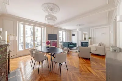Coin salon dans l'établissement Parisian Elegance 2 Bedr in the 16th