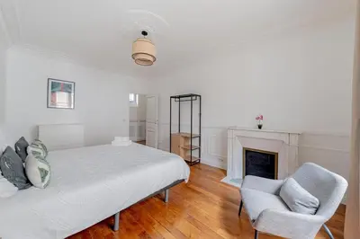 Un ou plusieurs lits dans un hébergement de l'établissement Parisian Elegance 2 Bedr in the 16th