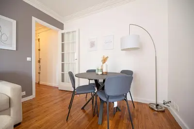 Coin salon dans l'établissement Nice Flat in Paris near Sacré Coeur