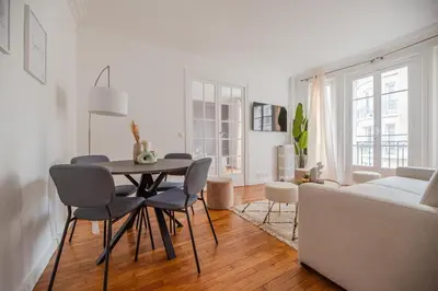 Coin salon dans l'établissement Nice Flat in Paris near Sacré Coeur