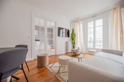Télévision ou salle de divertissement dans l'établissement Nice Flat in Paris near Sacré Coeur