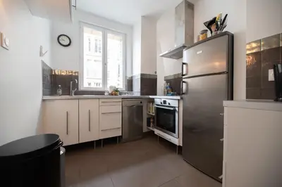 Cuisine ou kitchenette dans l'établissement Nice Flat in Paris near Sacré Coeur