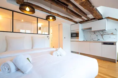 Un ou plusieurs lits dans un hébergement de l'établissement Rooftops of Paris l Opéra - Madeleine