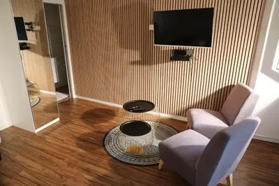Télévision ou salle de divertissement dans l'établissement Eiffel Tour Cosy chesterfield