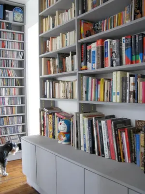 Bibliothèque dans la maison d'hôtes