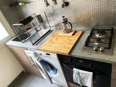 Cuisine ou kitchenette dans l'établissement Stylish Flat with Balcony Facing South