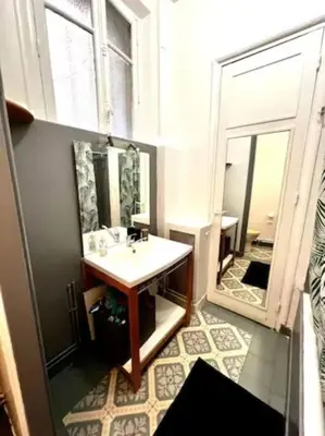Salle de bains dans l'établissement Champs-Elysées - Arc de Triomphe - 4 people