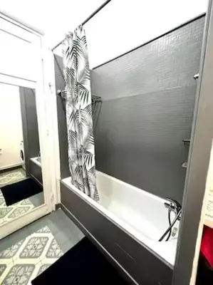 Salle de bains dans l'établissement Champs-Elysées - Arc de Triomphe - 4 people