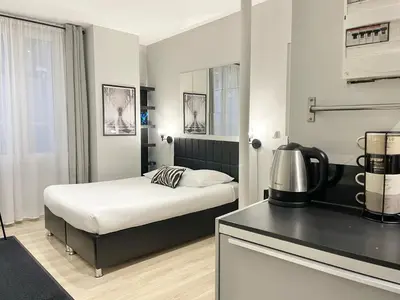 Un ou plusieurs lits dans un hébergement de l'établissement Charming Studio Paris la Défense