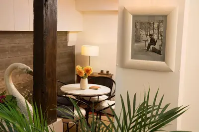 Coin salon dans l'établissement Hôtel du Cygne Paris