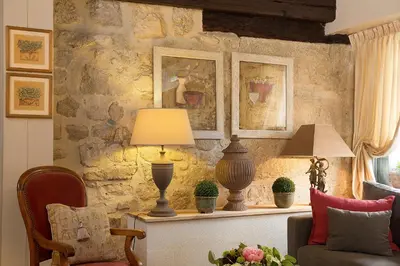 Coin salon dans l'établissement Hôtel du Cygne Paris