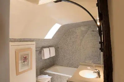 Salle de bains dans l'établissement Hôtel du Cygne Paris