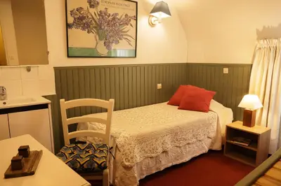 Un ou plusieurs lits dans un hébergement de l'établissement Hôtel du Cygne Paris