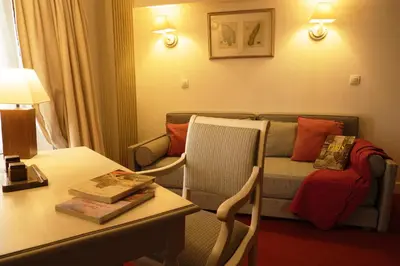Coin salon dans l'établissement Hôtel du Cygne Paris