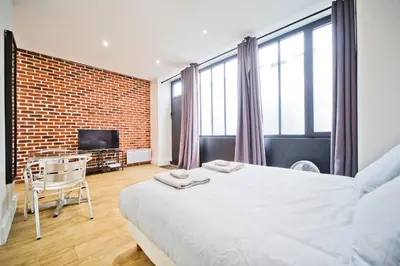 Télévision ou salle de divertissement dans l'établissement Loft style apartment