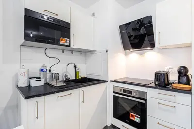Cuisine ou kitchenette dans l'établissement GuestReady - Bel Apt. à Asnières-sur-Seine