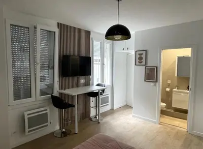 Télévision ou salle de divertissement dans l'établissement Eiffel Tour Cosy Rosalia