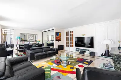Télévision ou salle de divertissement dans l'établissement GuestReady - A Slice of Parisian Paradise