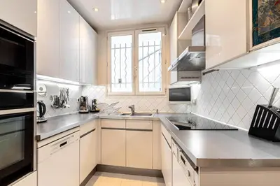 Cuisine ou kitchenette dans l'établissement GuestReady - A Slice of Parisian Paradise