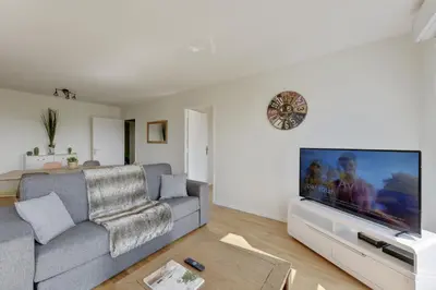 Télévision ou salle de divertissement dans l'établissement Chic apartment with superb view of the eiffel tower