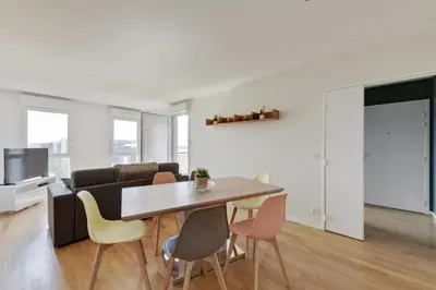 Coin salon dans l'établissement Chic apartment with superb view of the eiffel tower