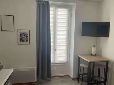 Télévision ou salle de divertissement dans l'établissement Eiffel Tour cosy farniente