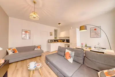Coin salon dans l'établissement *Appartement Moderne/2 minutes du métro*