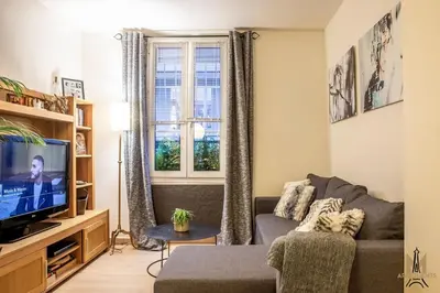 Télévision ou salle de divertissement dans l'établissement Montmartre superbe moderne appartement 4 personnes