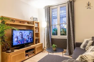 Télévision ou salle de divertissement dans l'établissement Montmartre superbe moderne appartement 4 personnes