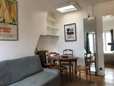 Coin salon dans l'établissement 2 pièces sous les toits 6 personnes calme lumineux équipé