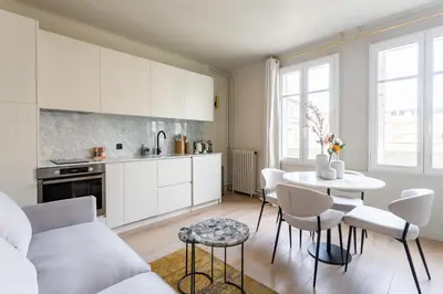 Cuisine ou kitchenette dans l'établissement The Carla Suite Eiffel Tower View