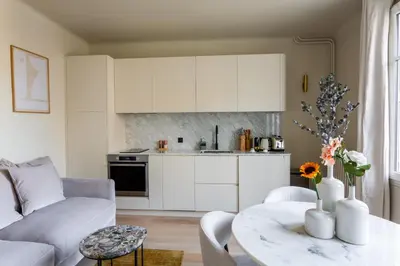 Cuisine ou kitchenette dans l'établissement The Carla Suite Eiffel Tower View