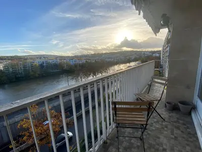 Balcon ou terrasse dans l'établissement Appartement sur quai de Seine