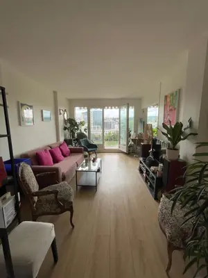 Coin salon dans l'établissement Appartement sur quai de Seine