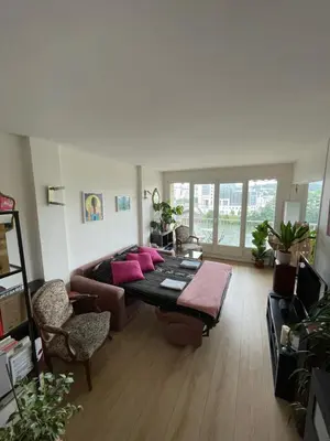Coin salon dans l'établissement Appartement sur quai de Seine