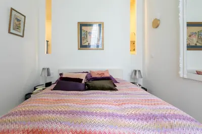 Un ou plusieurs lits dans un hébergement de l'établissement Chic flat Place des Vosges